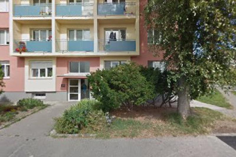 Ponúkam veľkú novo zariadenú garsónku na Peknej ceste Rača. Zastávka električiek pri dome.